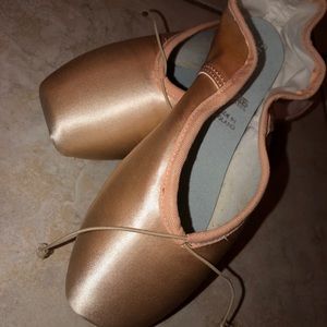 Brand New Freed Studio Professional Pointe Shoes